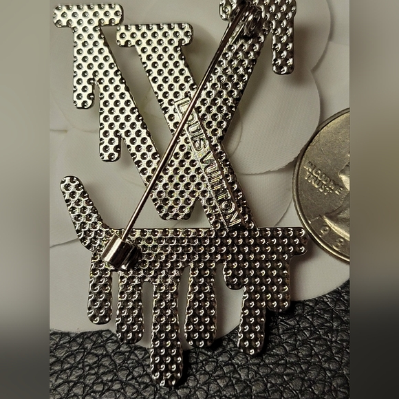 Unisex, Silver & Crystal 2" LV Signed Brooch, Exc. Cond. - Picture 3 of 4